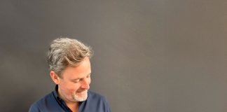 El empresario tusístico y exconcejal de Turismo con el PSOE en el Ayuntamiento de Cáceres, Jorge Villar, con su libro 'Chek-in al éxito'