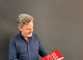 El empresario tusístico y exconcejal de Turismo con el PSOE en el Ayuntamiento de Cáceres, Jorge Villar, con su libro 'Chek-in al éxito'