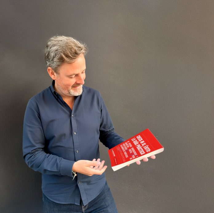 El empresario tusístico y exconcejal de Turismo con el PSOE en el Ayuntamiento de Cáceres, Jorge Villar, con su libro 'Chek-in al éxito'