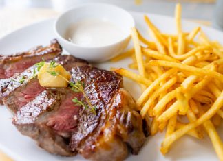 Filetes con patatas fritas