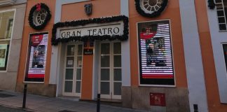 El Gran Teatro de Cáceres vuelve a cantar a la Navidad desde sus balcones