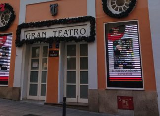El Gran Teatro de Cáceres vuelve a cantar a la Navidad desde sus balcones