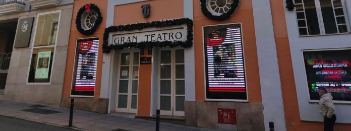 El Gran Teatro de Cáceres vuelve a cantar a la Navidad desde sus balcones