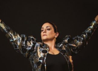 Carmen La Parreña enciende la Zambomba Flamenca en Badajoz