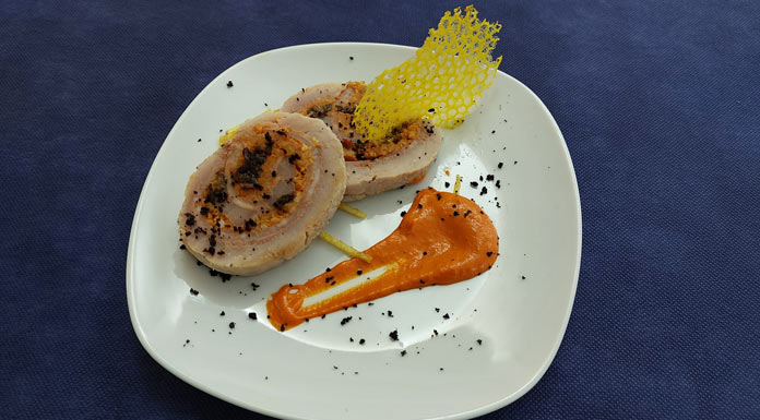 Solomillo relleno de patatera y salsa de pimientos