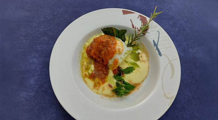 Huevo roto con patatera y taquito de cochinillo deshuesado