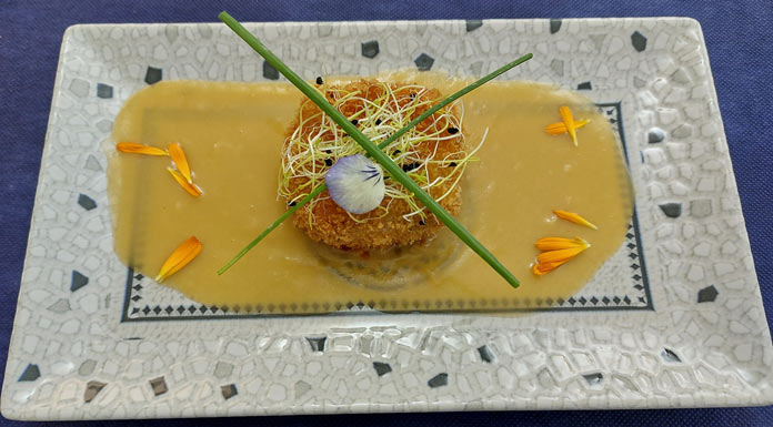 Manitas de cerdo rellenas de patatera y queso de los Ibores sobre velouté de boniato y miel