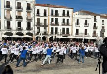 Cáceres se mueve con un flashmob multitudinario