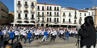 Cáceres baila para impulsar la candidatura ‘Cáceres 2031’ Cáceres se mueve con un flashmob multitudinario
