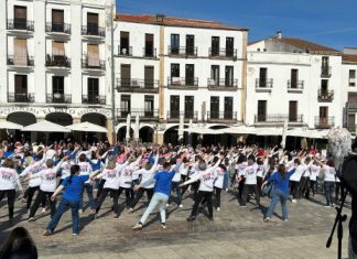 Cáceres baila para impulsar la candidatura ‘Cáceres 2031’ Cáceres se mueve con un flashmob multitudinario