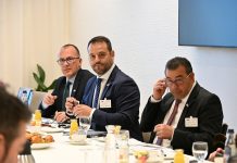 La Plataforma 'Sí a Almaraz' celebra un desayuno de trabajo en el Parlamento Europeo