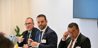 La Plataforma 'Sí a Almaraz' celebra un desayuno de trabajo en el Parlamento Europeo