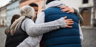 Decir amigo. A Javier Mena.