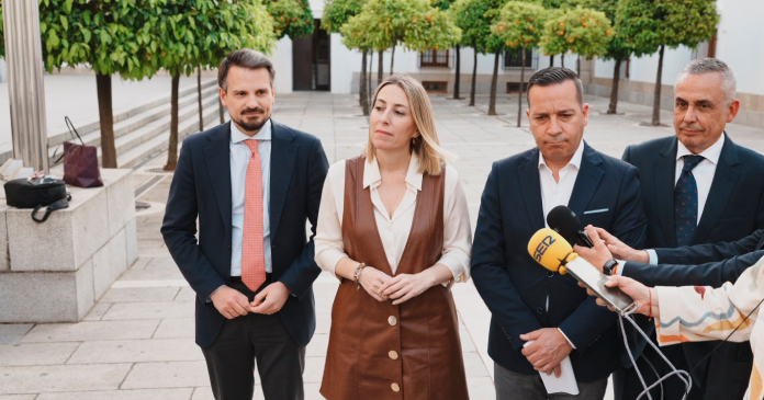 María Guardiola afrontará su investidura el 21 y 22 de abril