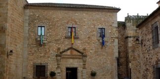 Diputación de Cáceres y UEx analizan los retos jurídicos en 'La Administración local en el tiempo presente'