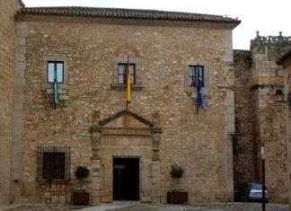 Diputación de Cáceres y UEx analizan los retos jurídicos en 'La Administración local en el tiempo presente'