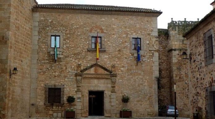 Diputación de Cáceres y UEx analizan los retos jurídicos en 'La Administración local en el tiempo presente'