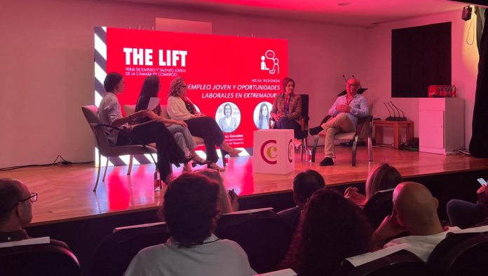 Más de 120 jóvenes participan en la Feria de Empleo Juvenil de Plasencia