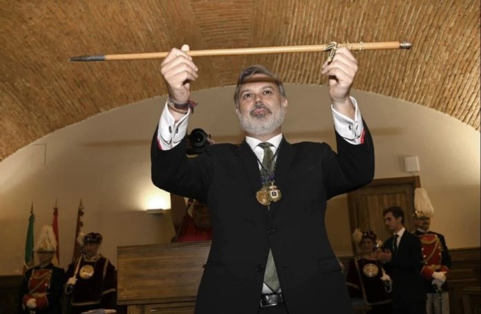 El histórico alcalde placentino cierra una etapa de 27 años en la política municipal para asumir la dirección de la Fundación Academia Europea e Iberoamericana de Yuste