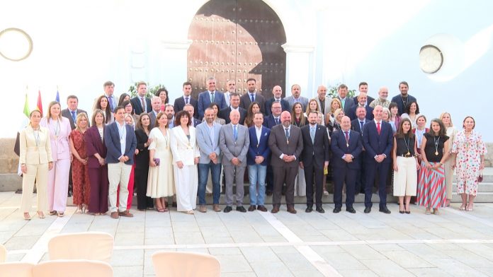 La Asamblea de Extremadura conmemora su 43 aniversario reivindicando el diálogo, el respeto institucional y el compromiso con el futuro de la región.