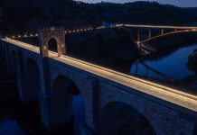 “Alcántara estrena el mejor balcón al Tajo: así se ve ahora su espectacular Puente Romano” La nueva pasarela peatonal del puente de Alcántara y la iluminación monumental del Puente Romano ofrecen una experiencia única para descubrir uno de los grandes tesoros de Extremadura.