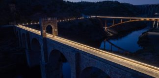“Alcántara estrena el mejor balcón al Tajo: así se ve ahora su espectacular Puente Romano” La nueva pasarela peatonal del puente de Alcántara y la iluminación monumental del Puente Romano ofrecen una experiencia única para descubrir uno de los grandes tesoros de Extremadura.