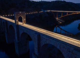 “Alcántara estrena el mejor balcón al Tajo: así se ve ahora su espectacular Puente Romano” La nueva pasarela peatonal del puente de Alcántara y la iluminación monumental del Puente Romano ofrecen una experiencia única para descubrir uno de los grandes tesoros de Extremadura.