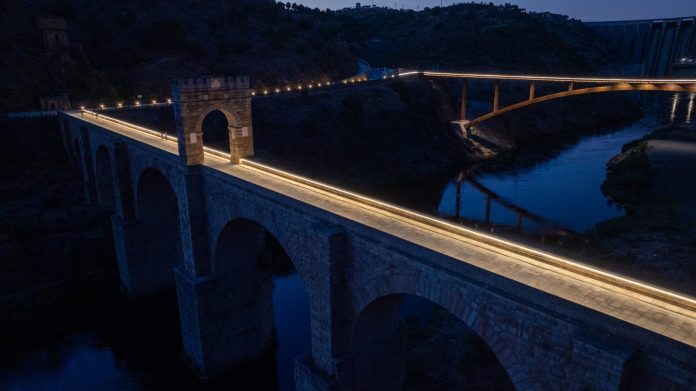 La nueva pasarela peatonal del puente de Alcántara y la iluminación monumental del Puente Romano ofrecen una experiencia única para descubrir uno de los grandes tesoros de Extremadura.