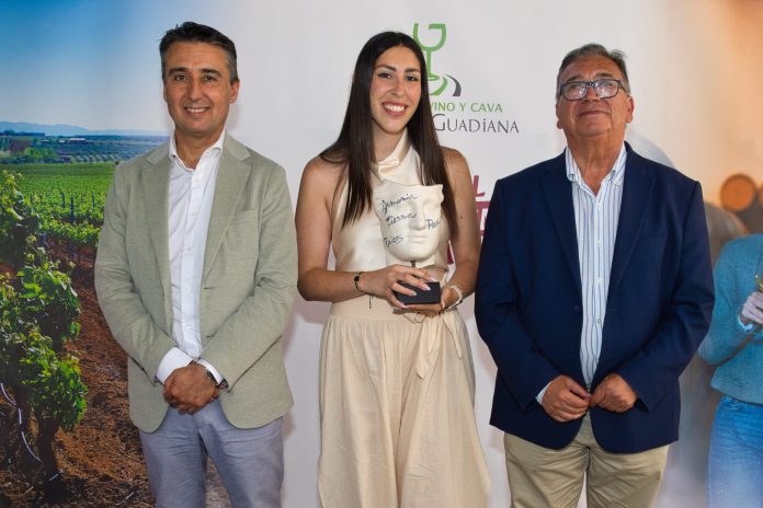 La periodista Miriam Moreno recibe en Almendralejo el I Premio Nacional de Periodismo de la Ruta del Vino y Cava Ribera del Guadiana por su reportaje en Onda Cero Extremadura.