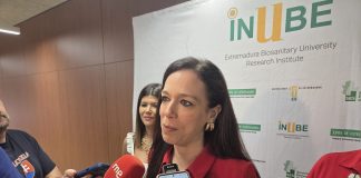 Extremadura roza los 300.000 actos médicos suspendidos por la huelga de facultativos La consejera de Salud, Sara García Espada, atiende a los medios
