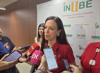 Extremadura roza los 300.000 actos médicos suspendidos por la huelga de facultativos La consejera de Salud, Sara García Espada, atiende a los medios