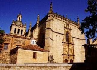 El Festival de Teatro de Coria convertirá la Puerta del Perdón en un escenario de primer nivel del 16 al 21 de julio Catedral de Santa María de la asunción