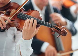 Cáceres 2031 celebra el Día Europeo de la Música con un concierto gratuito y un tentempié en el Ateneo Músicos de orquesta tocando el violín y chelos