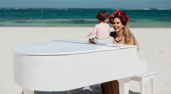María Toledo, al piano - DIPUTACIÓN DE CÁCERES