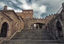 Cáceres recupera la corona perdida de la Virgen de la Estrella Arco de la Estrella