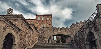 Cáceres recupera la corona perdida de la Virgen de la Estrella Arco de la Estrella