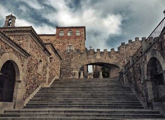 Cáceres recupera la corona perdida de la Virgen de la Estrella Arco de la Estrella