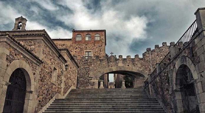 Cáceres recupera la corona perdida de la Virgen de la Estrella Arco de la Estrella