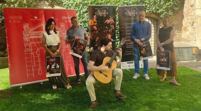 El guitarrista Javier Lucío en la presentación del VI Festival Internacional de Guitarra de Arroyo de la Luz El guitarrista Javier Lucío en la presentación del VI Festival Internacional de Guitarra de Arroyo de la Luz