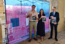 La Carroza del Teatro Real transforma la Plaza Mayor de Cáceres en una ópera al aire libre El concejal de Cultura, Jorge Suárez; Lourdes Sánchez-Ocaña, en representación del Teatro Real, y al director en Cáceres de la oficina de Renta 4, Carlos Gutiérrez