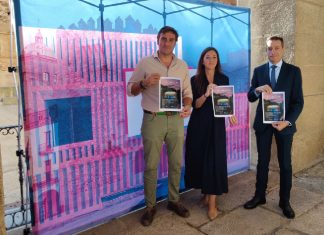 La Carroza del Teatro Real transforma la Plaza Mayor de Cáceres en una ópera al aire libre El concejal de Cultura, Jorge Suárez; Lourdes Sánchez-Ocaña, en representación del Teatro Real, y al director en Cáceres de la oficina de Renta 4, Carlos Gutiérrez