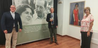 La Fundación Mercedes Calles acoge la exposición ‘Ángeles, el equilibrio de Miguel Delibes’ El coordinador de la Fundación Miguel Delibes, Fernando Zamácola; Germán Delibes y Maritina Guisado, presidenta de la FMCCB de Cáceres