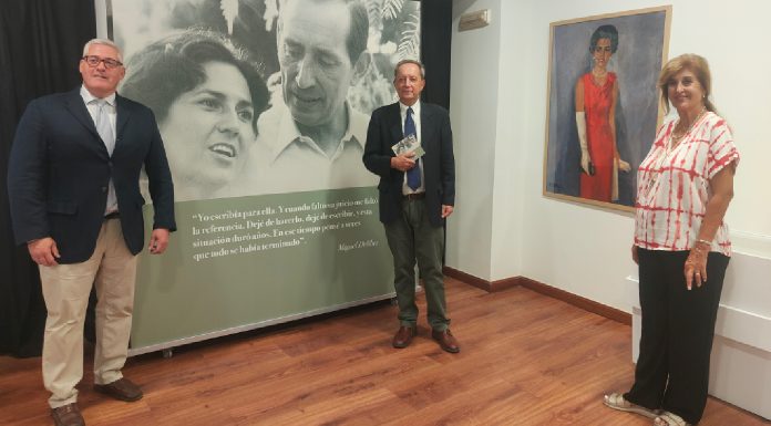 El coordinador de la Fundación Miguel Delibes, Fernando Zamácola; Germán Delibes y Maritina Guisado, presidenta de la FMCCB de Cáceres