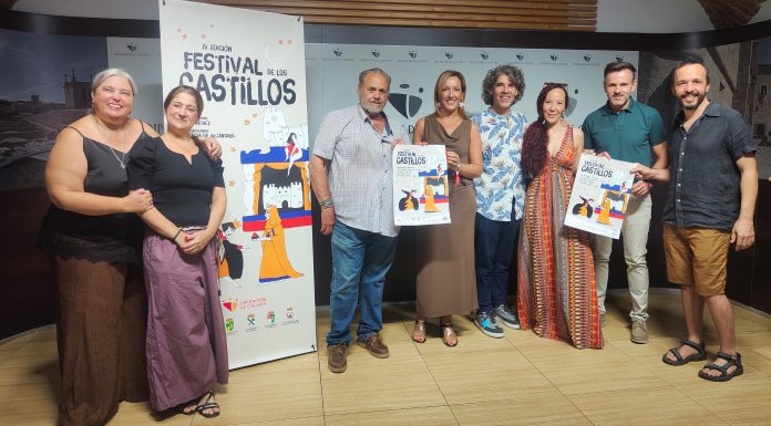 Foto de familia de presentación del IV Festival de los Castillos