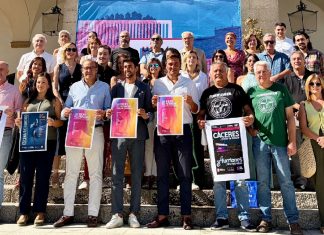 Cáceres duplica la oferta de Las Noches del Patrimonio en el 40º aniversario de la Unesco Foto de familia de representantes institucionales y de empresas que colaboran en Las Noches del Patrimonio