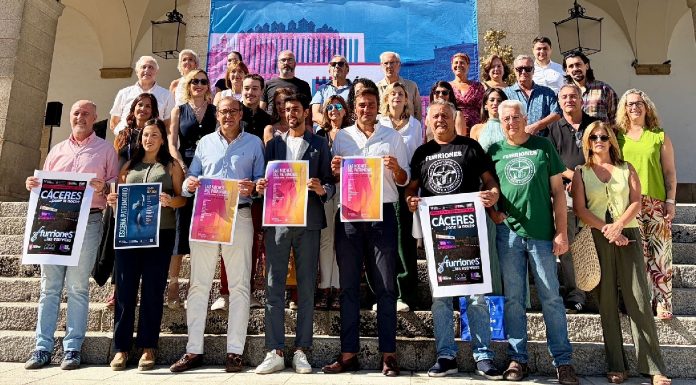Foto de familia de representantes institucionales y de empresas que colaboran en Las Noches del Patrimonio