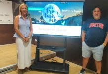 AstroCáceres celebra su nueva edición con astronomía y cultura en territorios Starlight La diputada de Turismo de la Diputación de Cáceres, Elísabeth Martín, y Gabriel Sáenz, de la empresa Légola, en la presentación de AstroCáceres