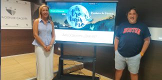 AstroCáceres celebra su nueva edición con astronomía y cultura en territorios Starlight La diputada de Turismo de la Diputación de Cáceres, Elísabeth Martín, y Gabriel Sáenz, de la empresa Légola, en la presentación de AstroCáceres