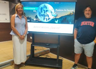 AstroCáceres celebra su nueva edición con astronomía y cultura en territorios Starlight La diputada de Turismo de la Diputación de Cáceres, Elísabeth Martín, y Gabriel Sáenz, de la empresa Légola, en la presentación de AstroCáceres