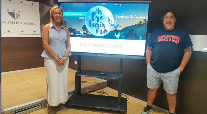 La diputada de Turismo de la Diputación de Cáceres, Elísabeth Martín, y Gabriel Sáenz, de la empresa Légola, en la presentación de AstroCáceres